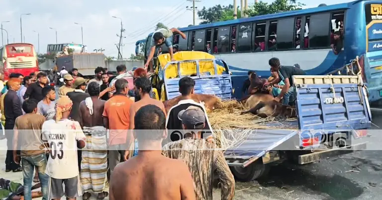 দুর্ঘটনায় ক্ষতিগ্রস্ত ট্রাক